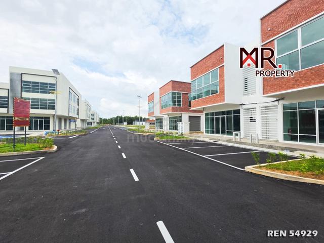 CORNER LOT @ Double Storey Semi-D Shop Lot Bandar Puteri Jaya FOR RENT 1