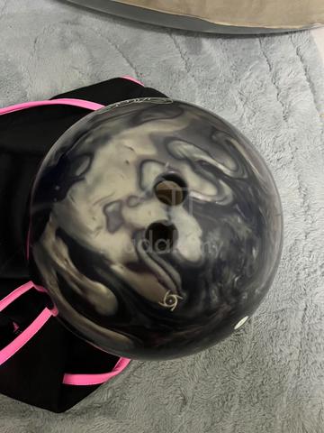 good bowling ball for 200, bowling bag for 100 - photo 3 of 6