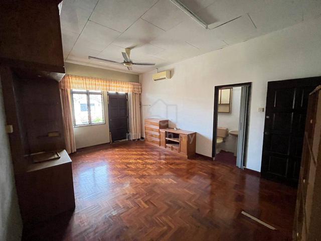 Jalan Rumbia @ Taman Daya Double Storey 4B3B South Partially Furnished 4