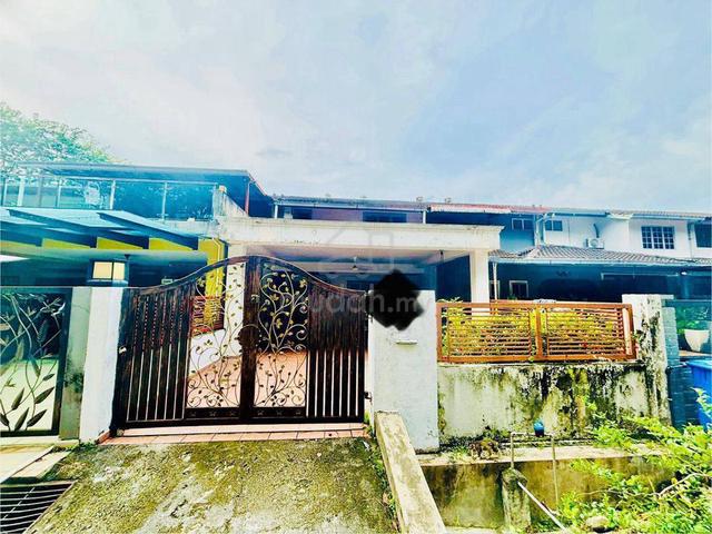 Facing Open. Teres 2 Tingkat, Seksyen 4 Shah Alam. Renovated Unit. 1