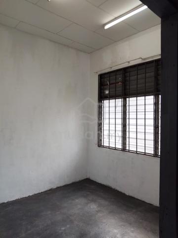 Sungai Dua 1-Storey Terrace Approx 1300sf 3-Bedrooms Basic Unit 1