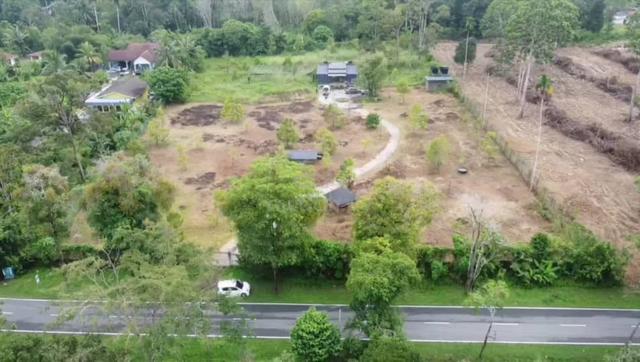 Dusun Rapat Jalan Utama Dan Sungai Berbatu - Yan 1