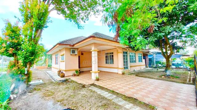 FREEHOLD RENOVATED Single Storey Bungalow Sungai Pelek Sepang 1