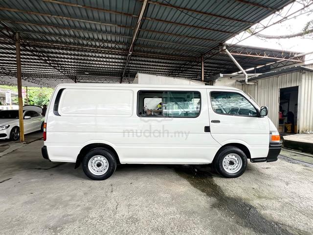 05/06 Toyota HIACE 3.0 (M) - 5