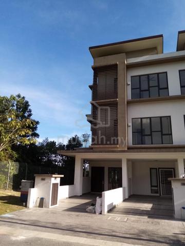 N’Dira Endlot Semi-Furnished Townhouse, Central Park 16 Sierra 1