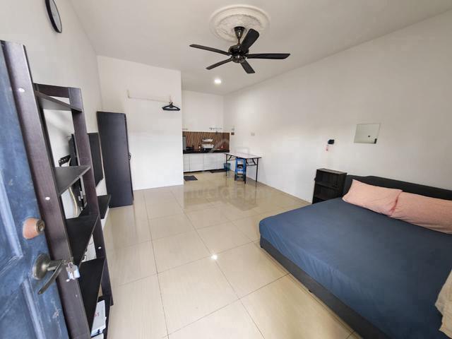 Bilik Studio Selesa di Pulau Indah - Furnished with Air Cond & Wifi 1