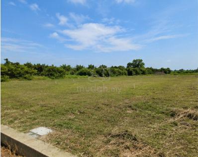 D'Island Flat Residential Land with Beautiful Large Lake View Puchong 1