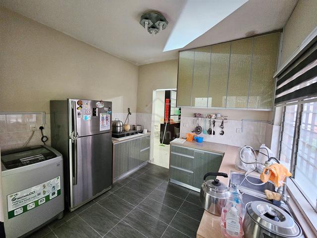 BANDAR SUNWAY SEMENYIH 2 storey House (4Bed 2Bath) Can park 2 ~ 3 cars 1