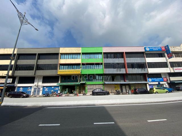 Jalan Bakek / Taman pontian / three storey shop lot / For Sales 1