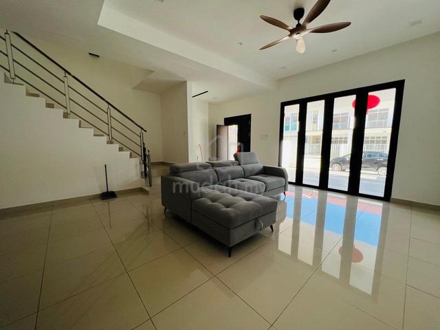 2 Storey House Renovated 22x70 4b 3b Jalan Camar Bandar Putra Kulai 1