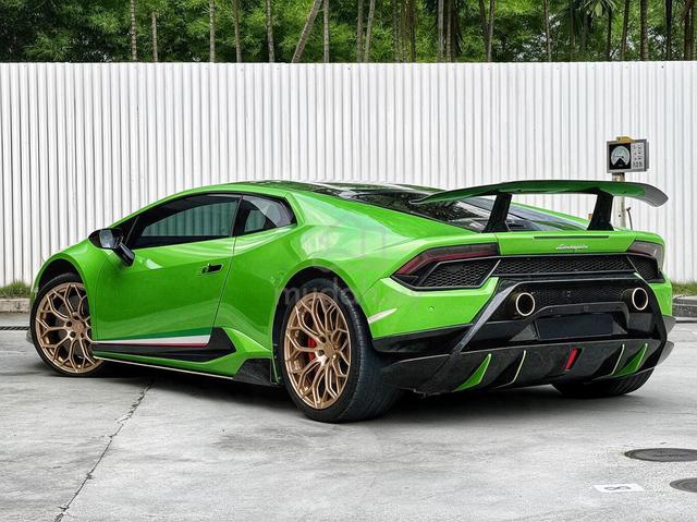 2015 Lamborghini Huracan LP610-4 MANY EXTRAS - 2