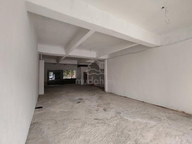 Shop lot (GRD FLR & BACK DOOR CAN ACCESS) 1
