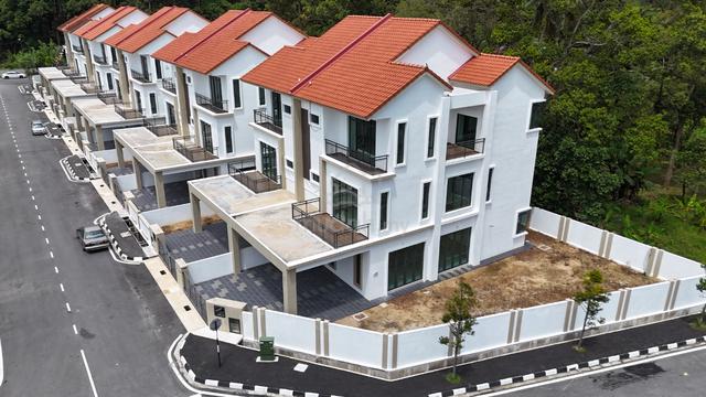 3 Storey Semi D 5 Room Corner unit @ Balik Pulau, Pondok Upih 1