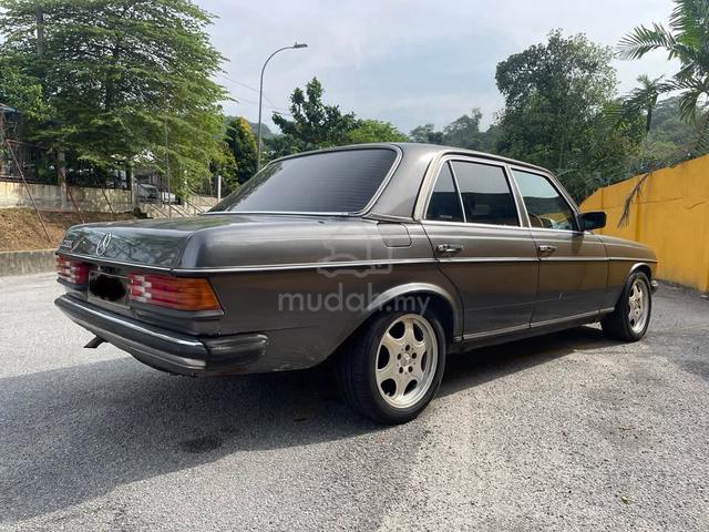 1985 Mercedes Benz W123 200 - 2