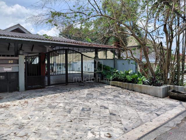 Big built up Bungalow Kemensah Height covered balcony lots of green 1
