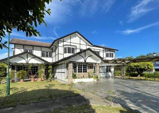 Charming bungalow for rent at Seksyen 9, Shah Alam 1