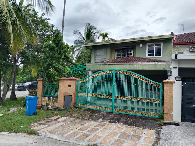 Shah Alam Sek 13, 2 storey Corner Fully Extended, 6 rooms, near LRT. 1