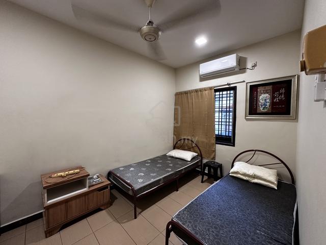 Bandar Kinrara 5, Middle Room for Rent 1
