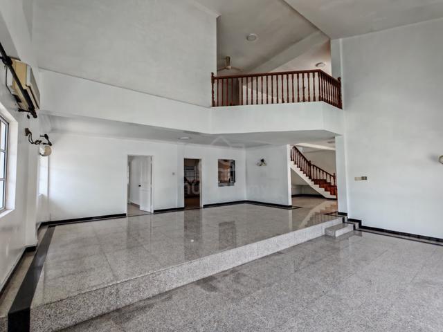 Prime Location JB Town Bungalow Nice Condition For Sale 1