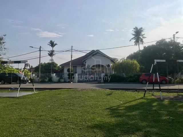 Rumah Banglo 1 tingkat 6 bilik Jalan Daud, Muar 1