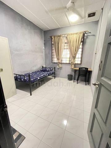 bilik MASTER BESAR di taman mawar pasir gudang 1