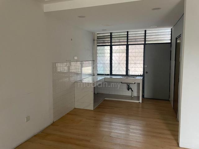 Taman johor jaya jalan keembong 2X 4 Bed Partially Furnished Molek Ciq 1