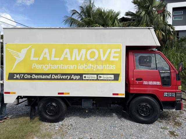 2005 Daihatsu Delta V58R-HS - photo 3 of 6