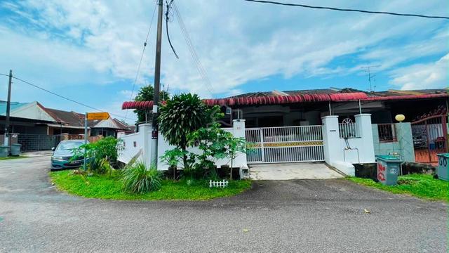 Corner Lot Rumah Teres Satu Tingkat Jalan Rumbia Taman Daya 1