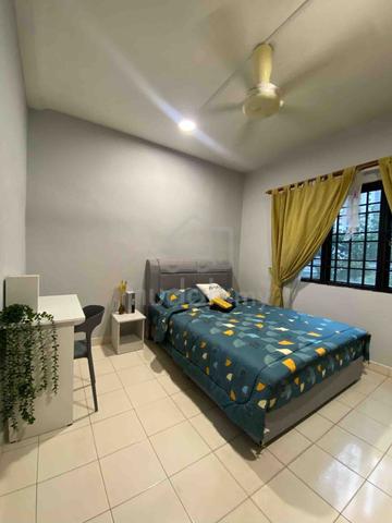 Sri Putramas | Master Room with Private Bath |Queen Bed 1