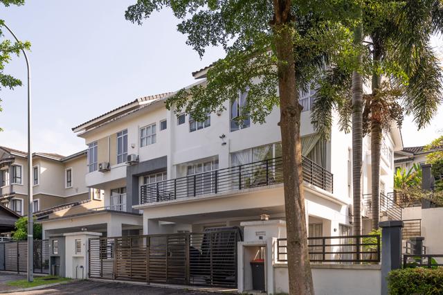 2 1/2 Storey Semi-D Saujana Villa (Nice View & Renovated), Kajang 1