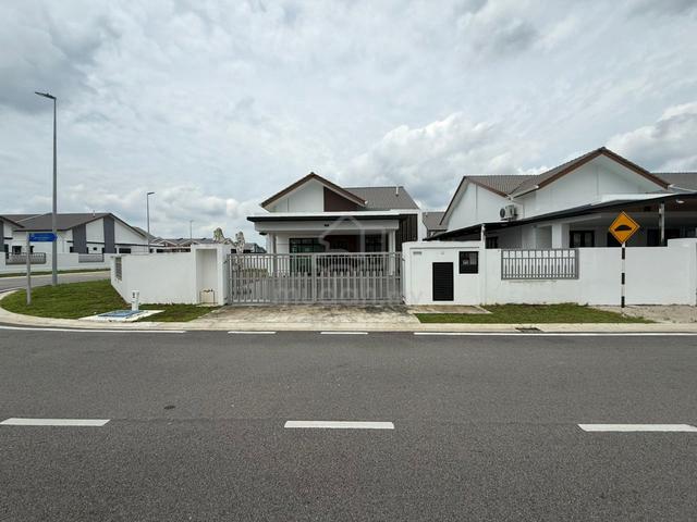 Bandar Putra Single Storey Semi Detached Corner House 4bed Kulai Johor 1