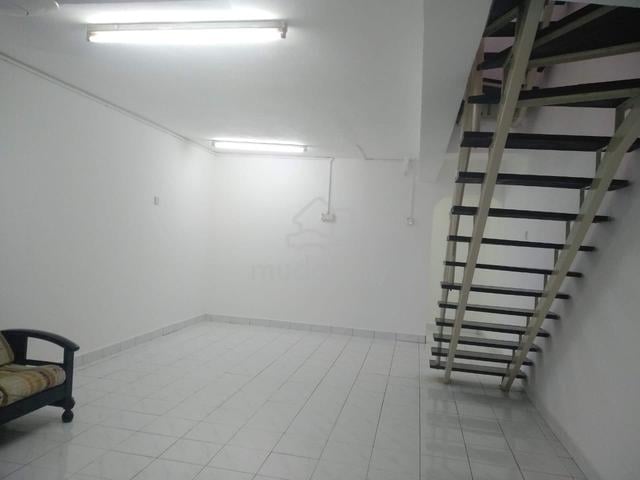 Desa Setapak 2.5sty link house_near LRT_New painting_wit table top_NOW 1