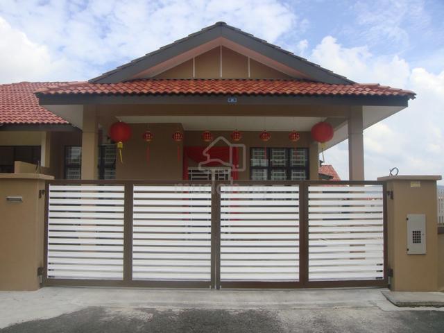 A 10 years old corner Semi D house with extra land at good location 1