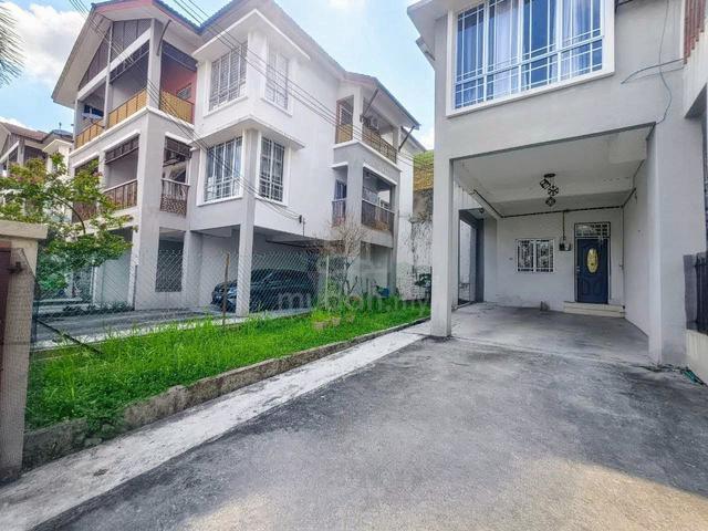Townhouse Semi D- ada tanah tepi -parking muat 2 kereta. Saujana Utama 1
