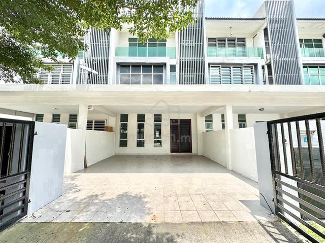 Full Loan ,  3 Storey 7room 7bath , Bangi Avenue , Seri Putra 1