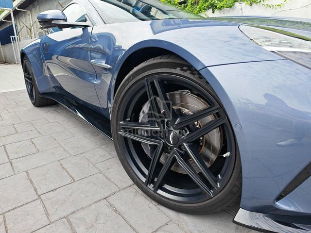 LOW Mileage 2025 Aston Martin VANTAGE 4.0 Facelift - 3