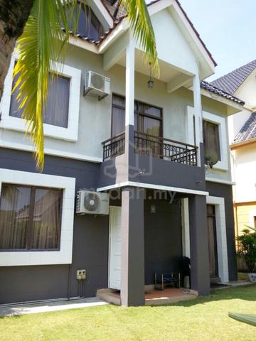 Beautiful bungalow, renovated & furnished with pocket sea view! 1