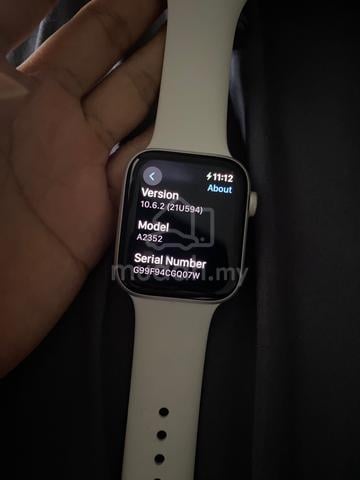Apple Watch SE 44mm (1st gen) - photo 2 of 5