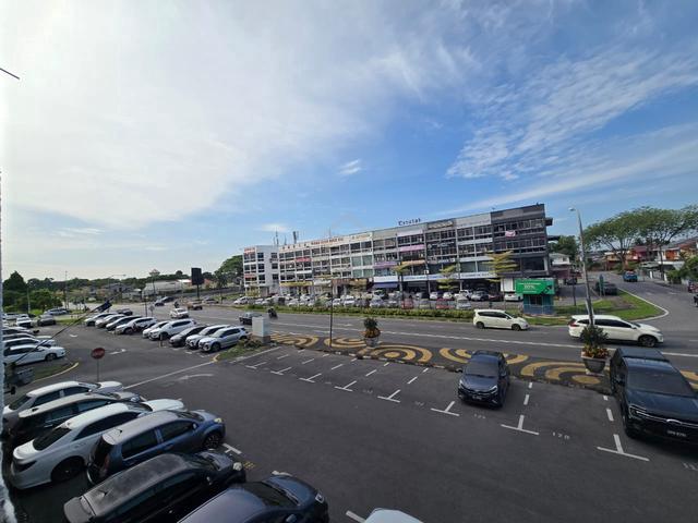 For Rent: En block 4 Storey shophouse at Jalan Satok. Directly next to 1