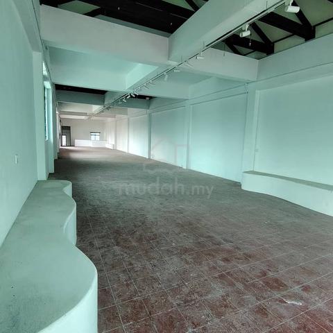 Petaling street corner Level 3 shop available rent walk lrt 10mins 1