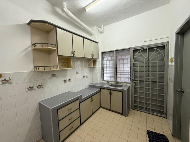Bandar Puchong Jaya Taman Belatok ample c/park Kit Cabinet New Paint 1