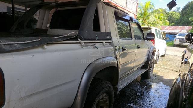 2001 Toyota HILUX 2.8 DUAL CAB (M) - 3