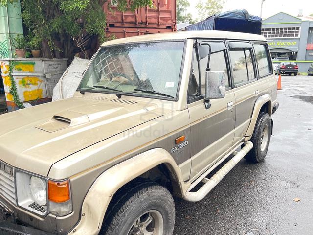 Old school Mitsubishi PAJERO Turbo Petrol ( M ) - 1