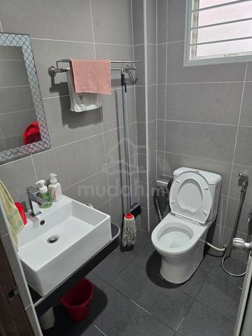 2sty nicely renovated tip top conditon move in Freehold 2