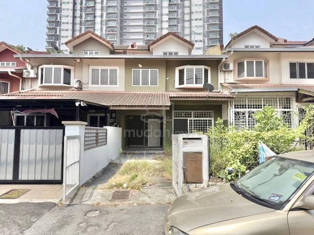 Freehold & Renovated | 2.5 Storey Taman Bukit Serdang, Seri Kembangan 1