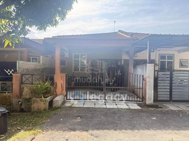 Freehold, Dekat Sekolah & Depan Padang Taman Anggerik 1