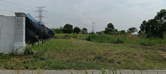 Lot Banglo di Tepi Jalan KaMPUNG Untuk Dijual di Beranang, Selangor 1