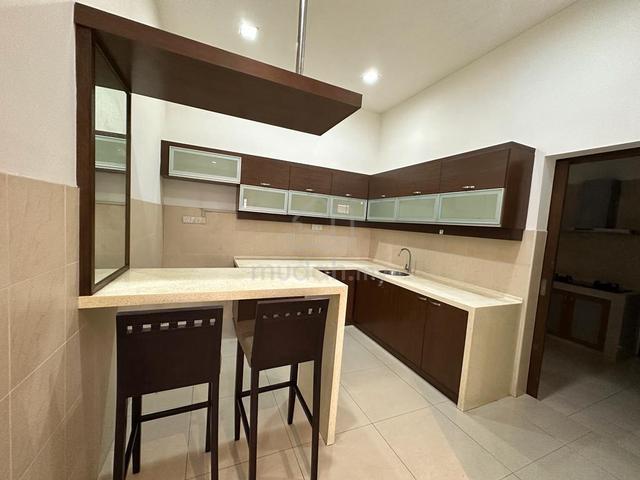 2 storey semi-d to let. 1