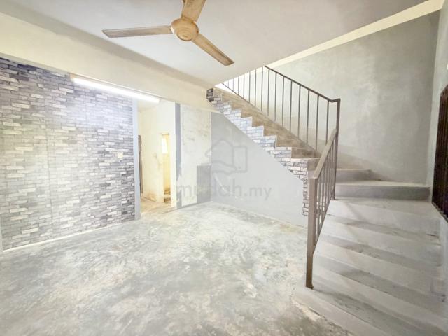 Jalan Sri Indah, Taman Sri Indah, Parit Raja, Double Storey Low Cost 1