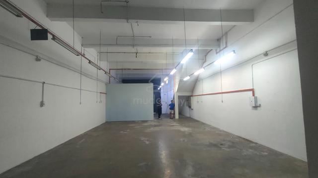 Warehouse Factory Rent Taman Bukit Serdang,Seri Kembangan, Selangor 1